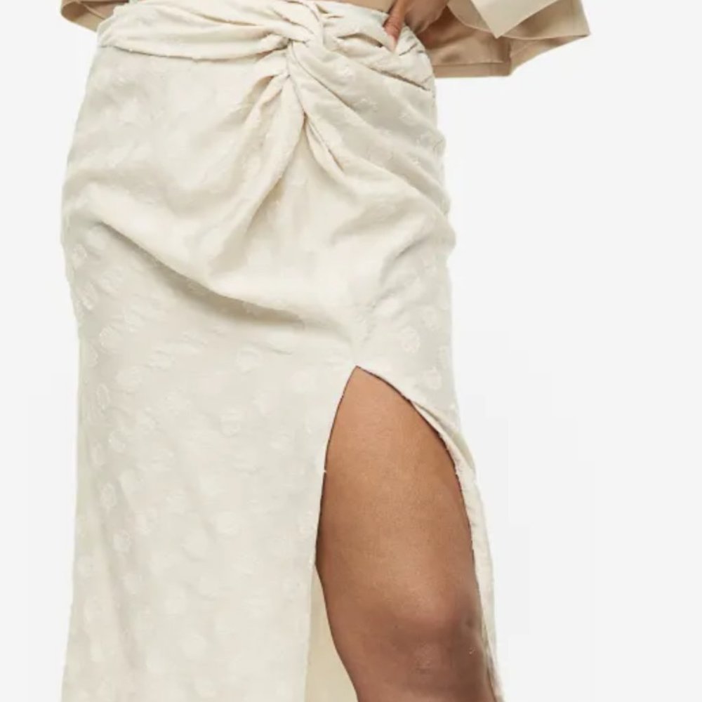H&M Knot Detail Skirt in Cream Size 2